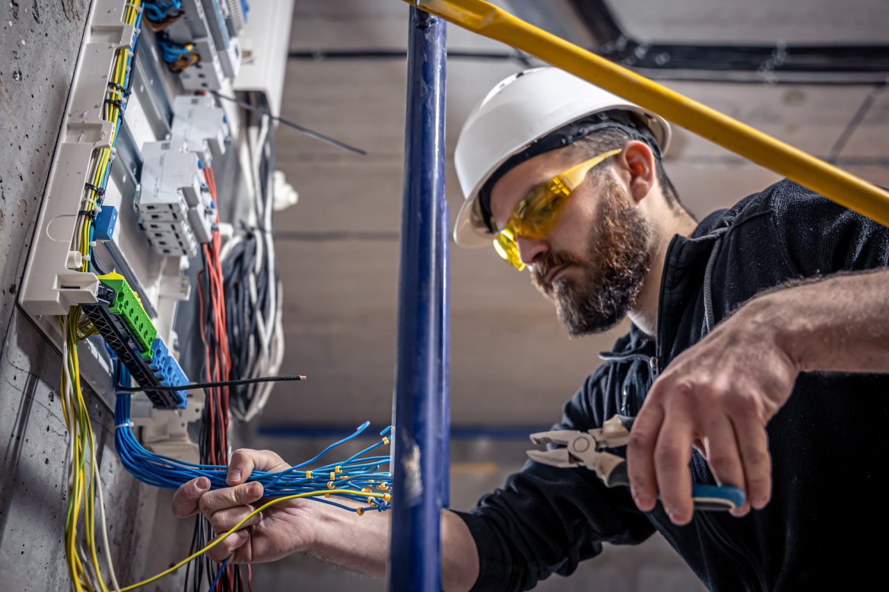 Elektriker, der Kabel überprüft