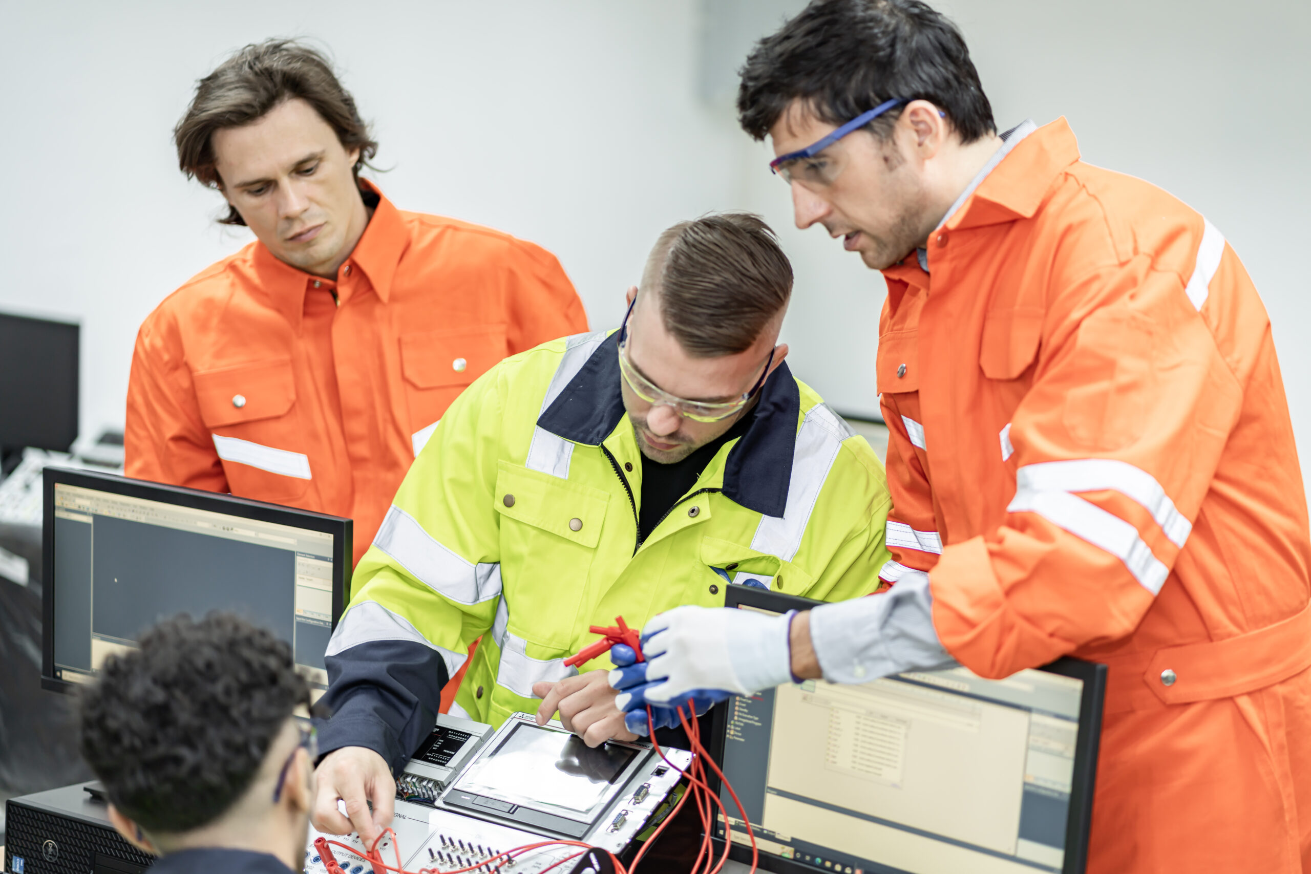 Team von Elektrikern bei einer DGUV Prüfung