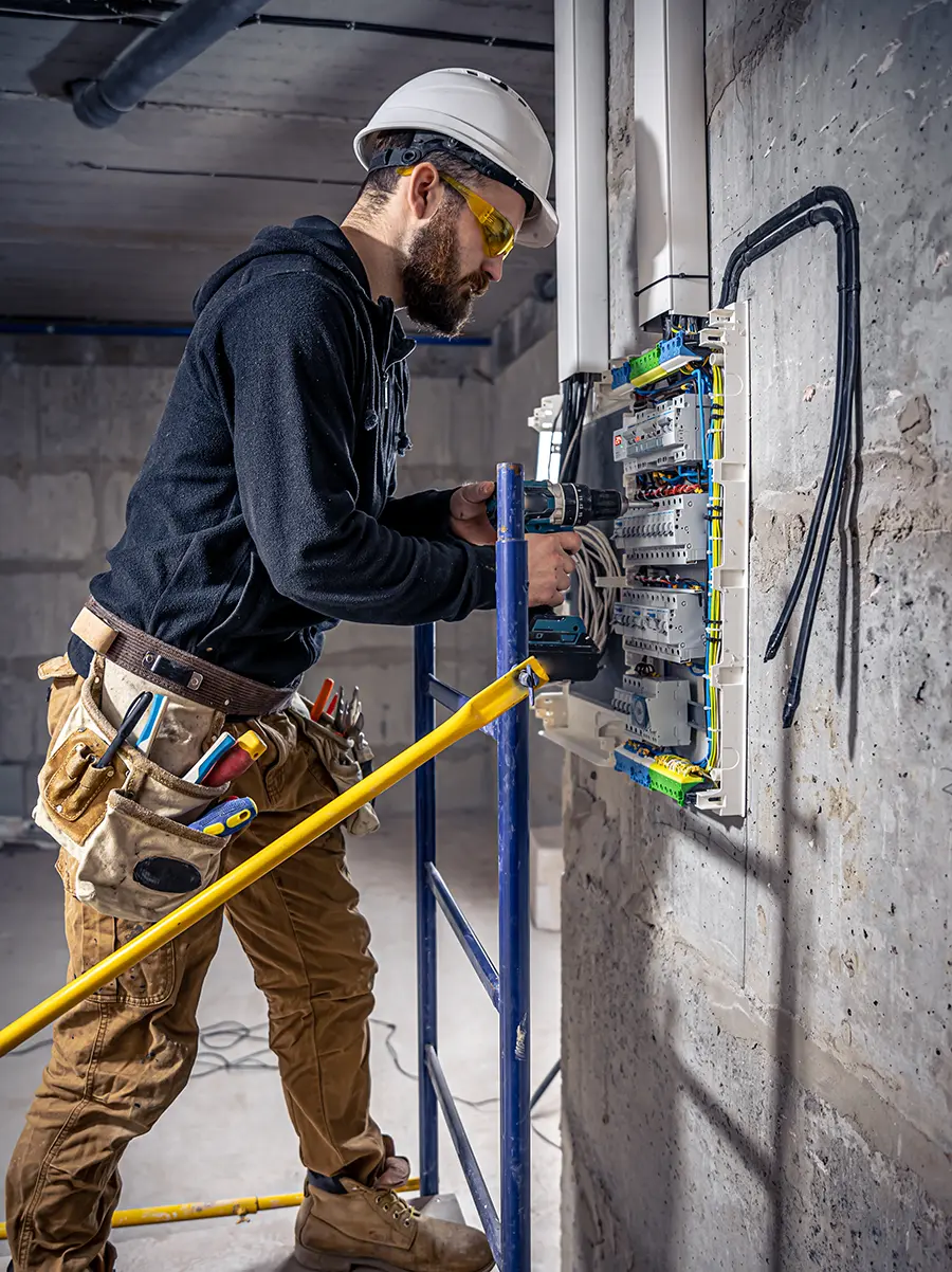 Elektriker arbeitet am Schaltkasten